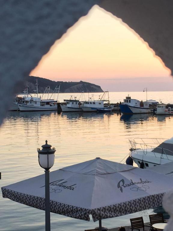First Row To The Sea - Maremi Izola Apartment Terrace ภายนอก รูปภาพ